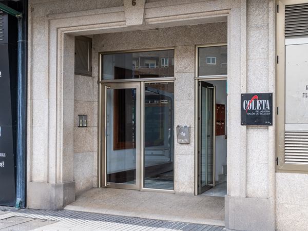 Entrada de la peluquería Coleta en Vilagarcía de Arousa