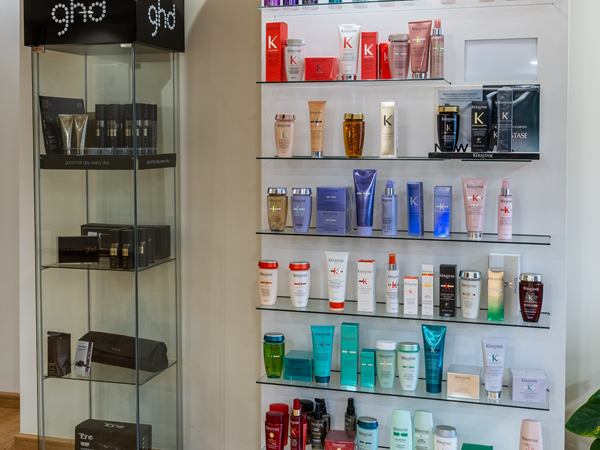 Expositor de productos ghd y Kérastase en Coleta Vilagarcía