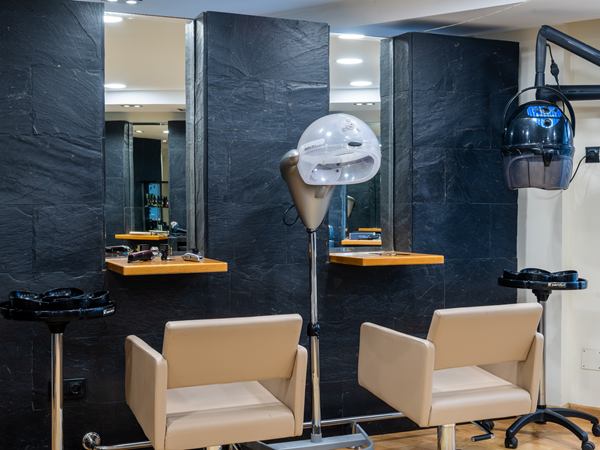 Tocadores y secadores de la peluquería Coleta en Vilagarcía
