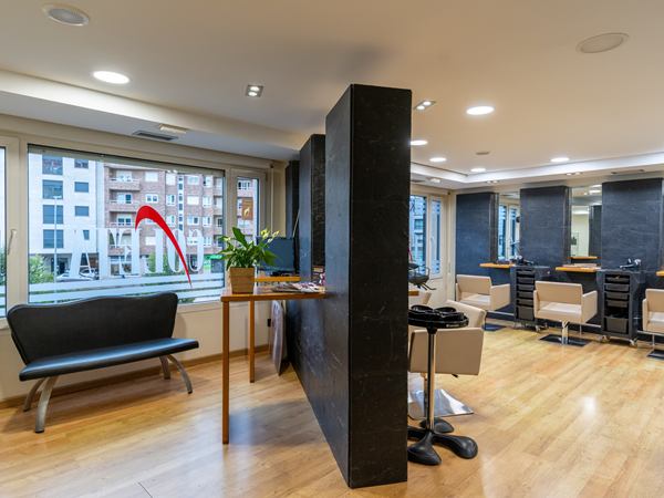 Sala de espera de la peluquería Coleta en Vilagarcía