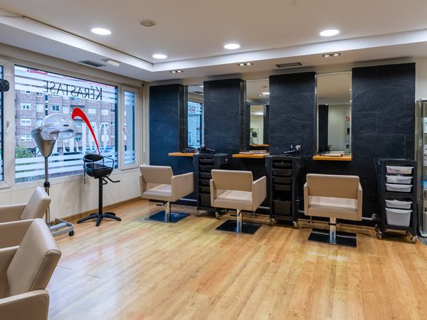 Interior del salón de peluquería Coleta en Vilagarcía de Arousa