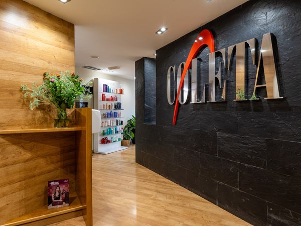 Entrada y logotipo de Coleta peluquería en Vilagarcía